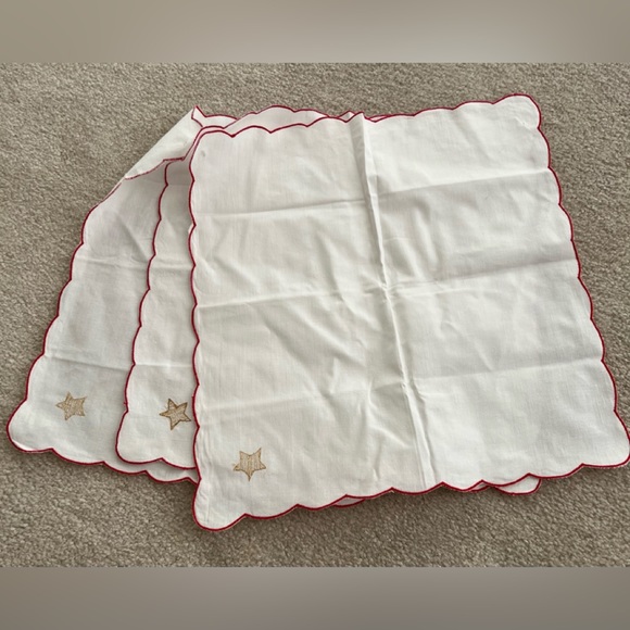 Vintage Embroidered Christmas Tablecloth with Matching Napkins. - Picture 3 of 11